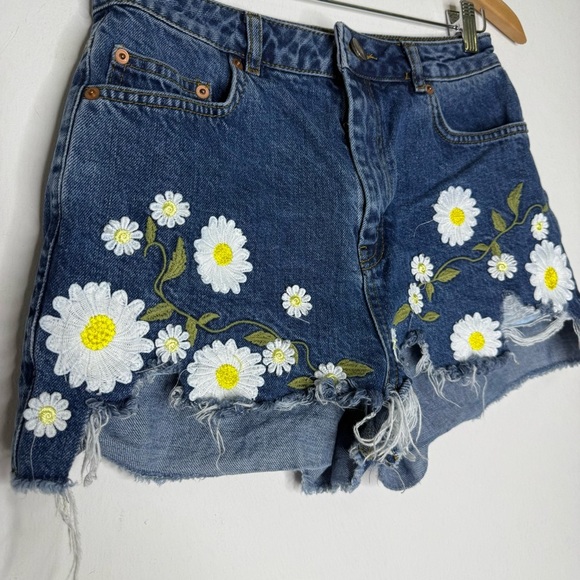 ASOS Denim High Rise Daisy Embroidered Cutoff Shorts – Size US 6 - Picture 4 of 6